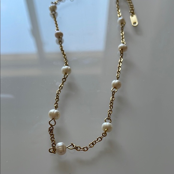 Elegant Gold and Pearl Necklace - Picture 4 of 10